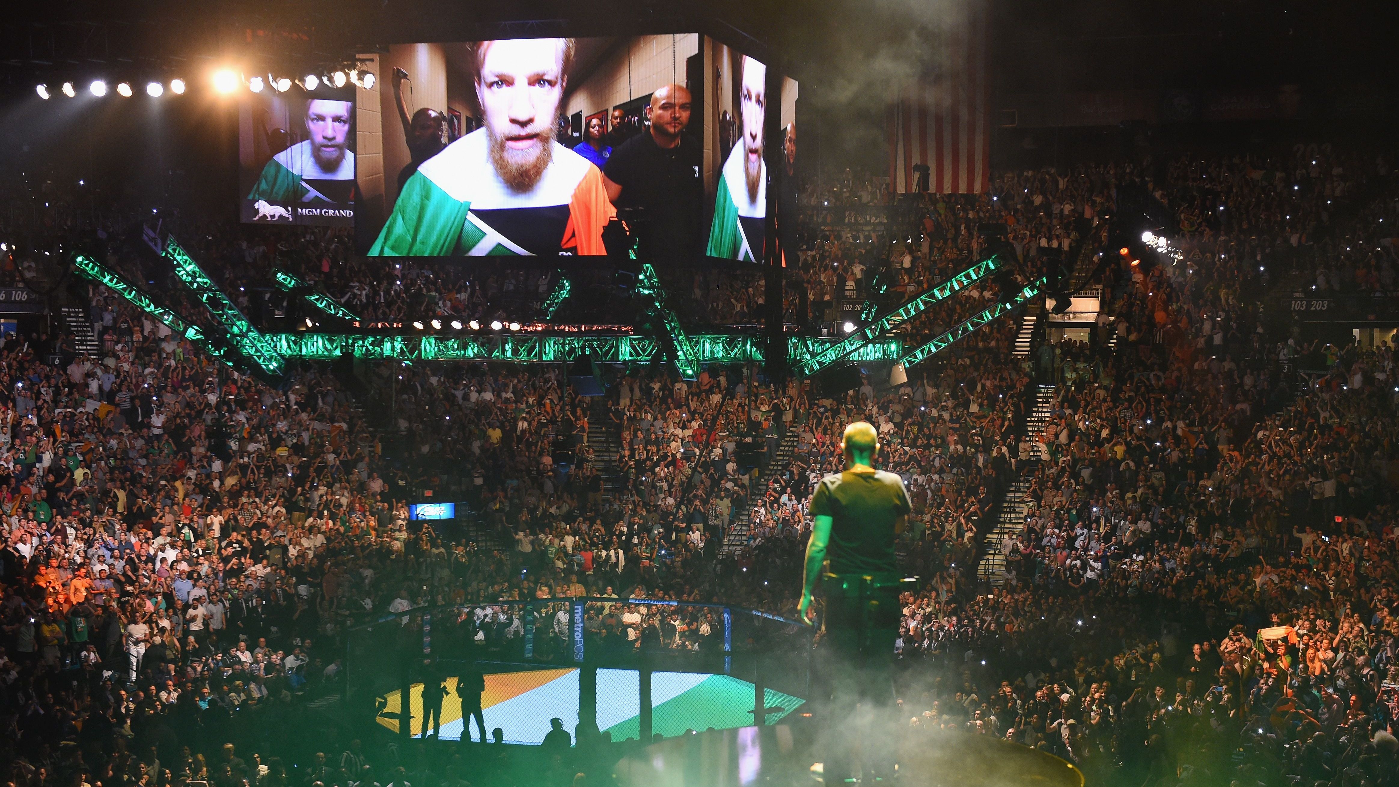 Sinead O'Connor canta para Conor McGregor no UFC 189