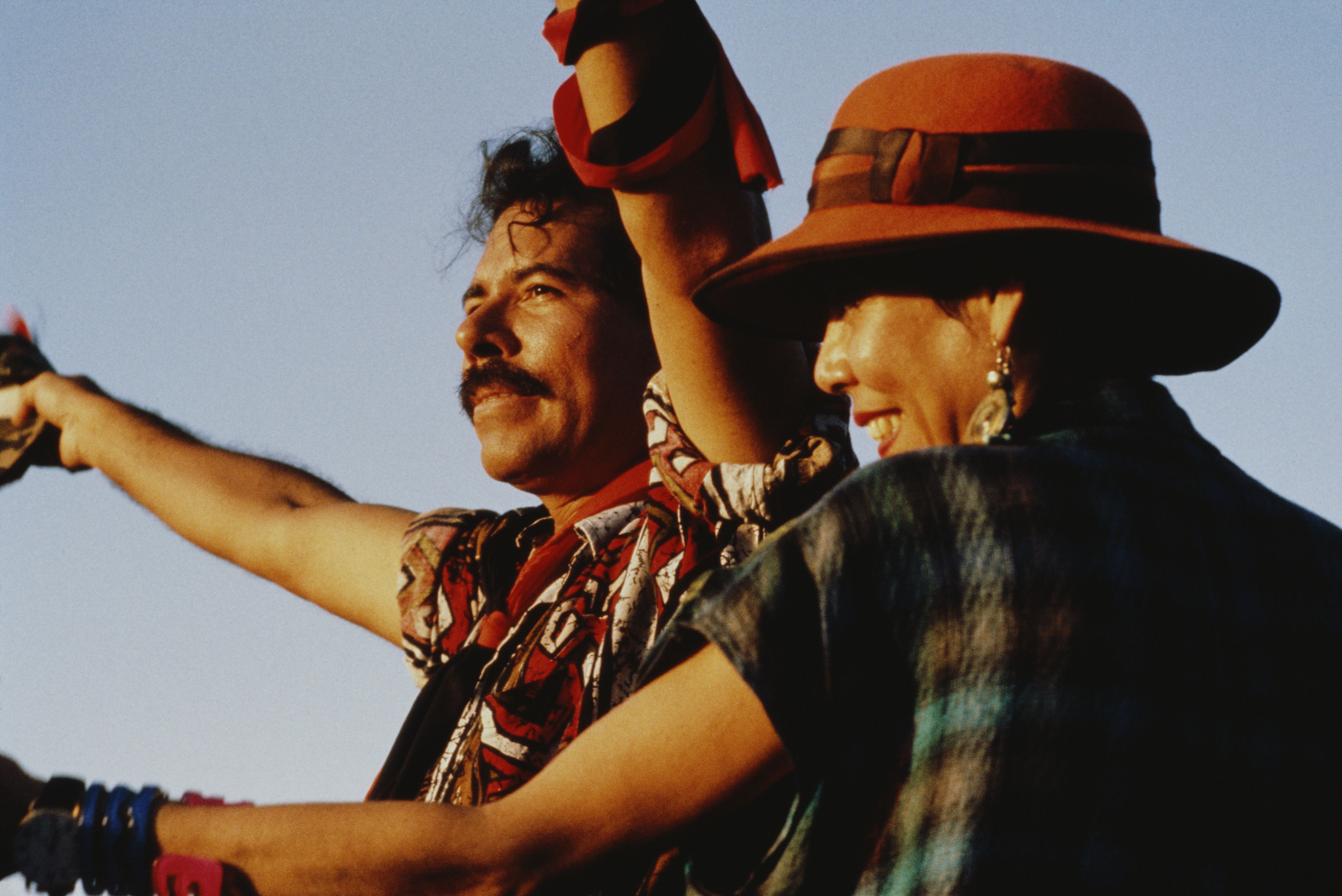 Daniel Ortega e sua esposa Rosario Murillo na Nicarágua, em 26 de junho de 1990 / Foto: Scott Wallace/Getty Images