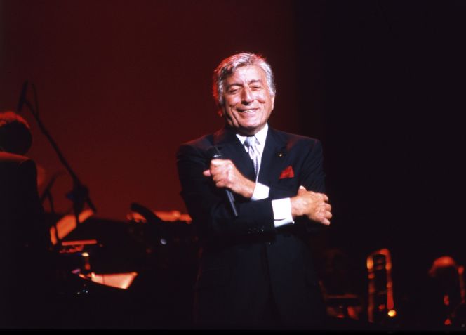 Tony Bennett em apresentação no Radio City Music Hall, em Nova York, em 1998. / Martyn Goodacre/Getty Images