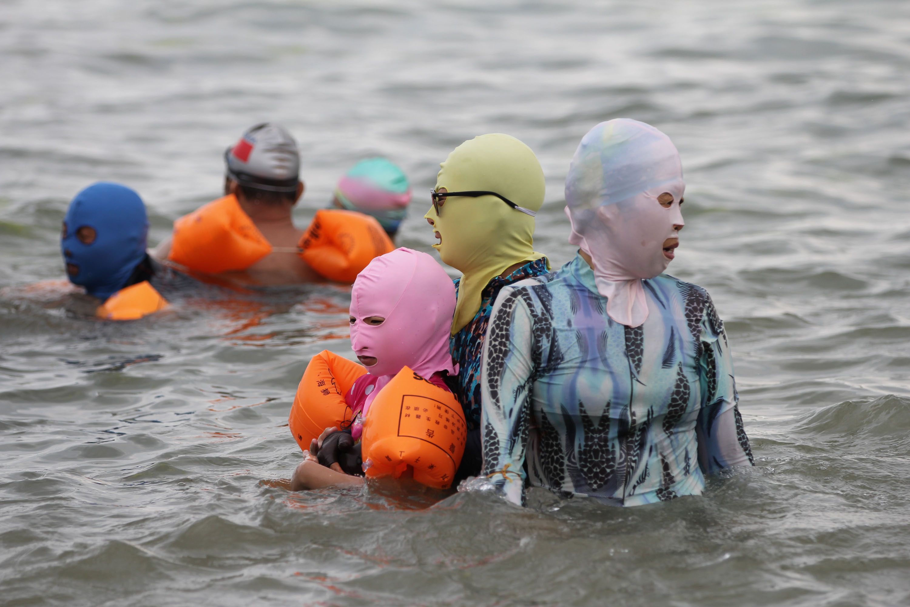 O "facekini" foi originalmente projetado a partir de uma touca de mergulho em 2004 na cidade de Qingdao, província de Shandong, na China, para proteger o rosto dos danos do sol.