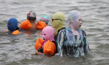 O "facekini" foi originalmente projetado a partir de uma touca de mergulho em 2004 na cidade de Qingdao, província de Shandong, na China, para proteger o rosto dos danos do sol.