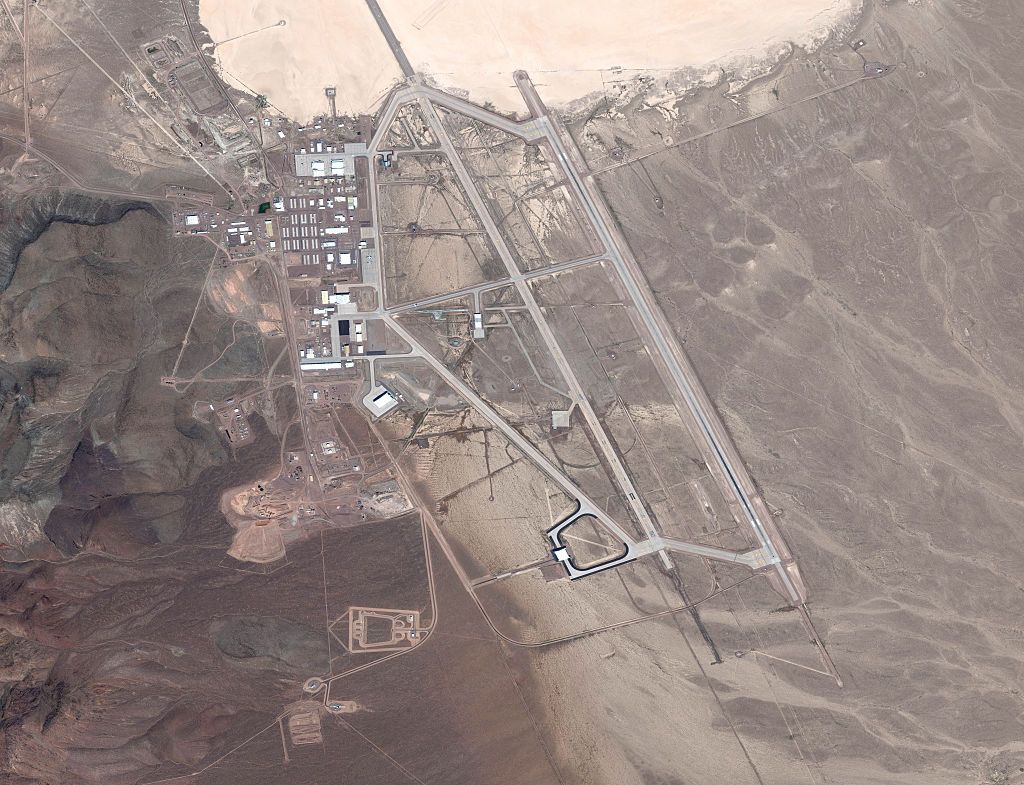A instalação da Força Aérea dos Estados Unidos comumente conhecida como Área 51 é um destacamento remoto da Base Aérea de Edwards, dentro do Campo de Teste e Treinamento de Nevada / DigitalGlobe via Getty Images via Getty Images