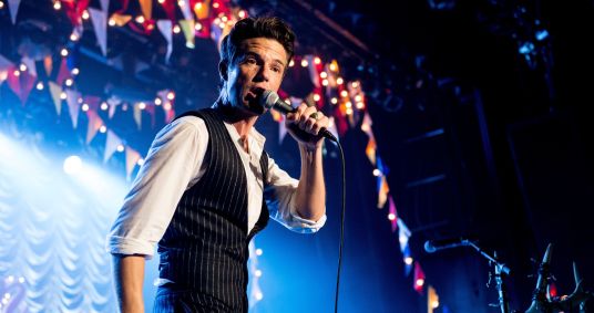Brandon Flowers, vocalista do The Killers, se apresenta em Las Vegas, em outubro de 2016.