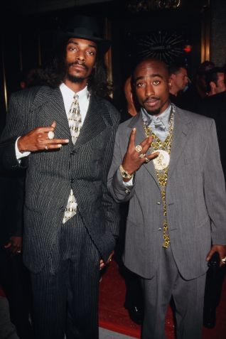 Os rappers Snoop Doggy Dogg (esquerda) e Tupac Shakur (direita) no MTV Video Music Awards de 1996 no Radio City Music Hall. / Mitchell Gerber/Corbis/VCG via Getty Images