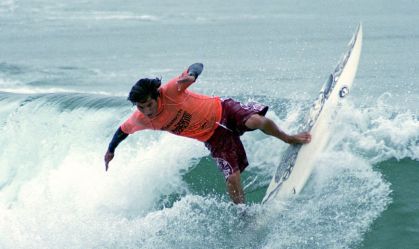 Mikala Jones durante competição em Huntington Beach, Califórnia, no ano 2000