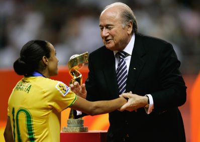 Marta recebendo o prêmio de melhor jogadora da Copa do Mundo de 2007
