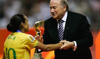 Marta recebendo o prêmio de melhor jogadora da Copa do Mundo de 2007