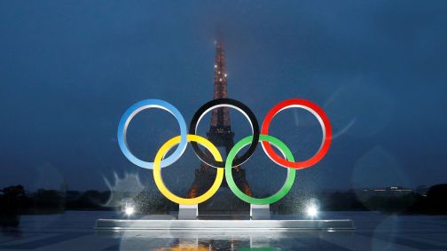 Anéis olímpicos em frente à Torre Eiffel, marco de Paris, sede dos Jogos de 2024