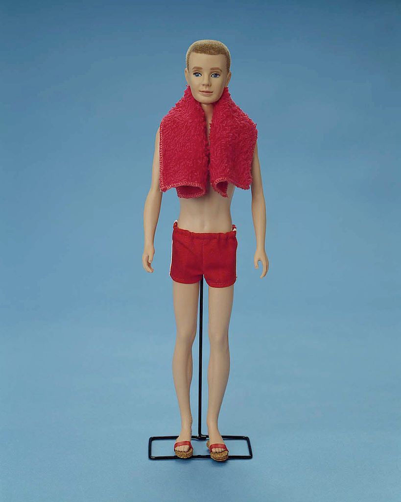 Um boneco Ken original de 1961 veste um maiô e uma toalha neste retrato de estúdio / Cortesia Mattel/Newsmakers