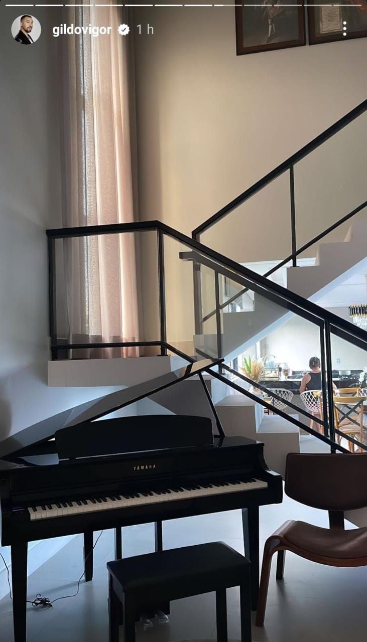 Gil do Vigor exibe seu piano ao pé da escada / Reprodução/Instagram