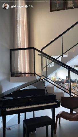 Gil do Vigor exibe seu piano ao pé da escada / Reprodução/Instagram
