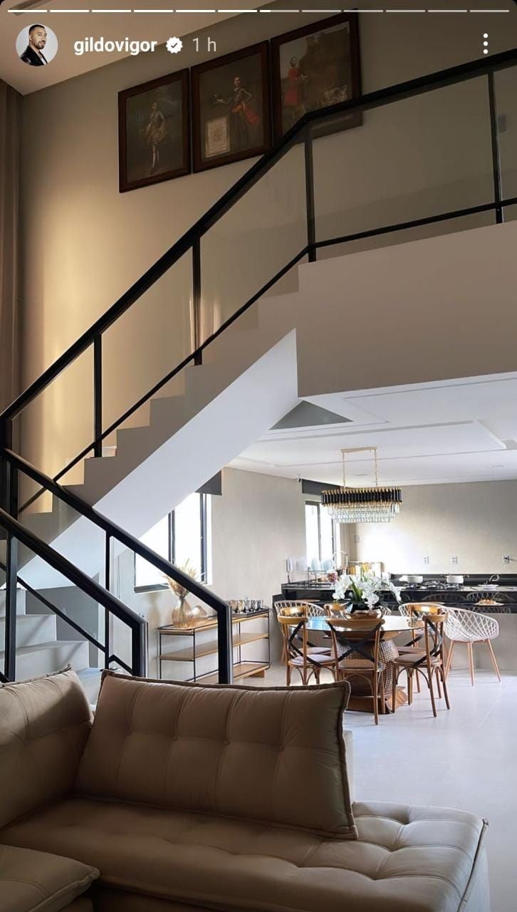 Gil do Vigor mostra a sala e a cozinha da sua nova casa / Reprodução/Instagram