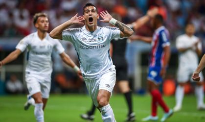 Cristaldo comemora o primeiro gol do Grêmio sobre o Bahia na Fonte Nova