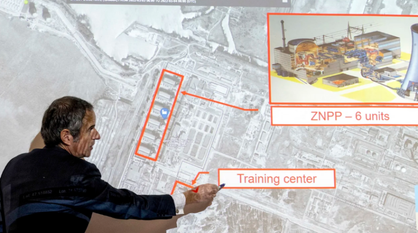 Rafael Grossi aponta em um mapa da usina nuclear de Zaporizhzhia, março de 2022. / Joe Klamar/AFP/Getty Images/Arquivo