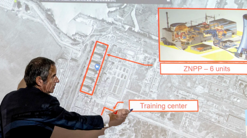 Rafael Grossi aponta em um mapa da usina nuclear de Zaporizhzhia, março de 2022. / Joe Klamar/AFP/Getty Images/Arquivo