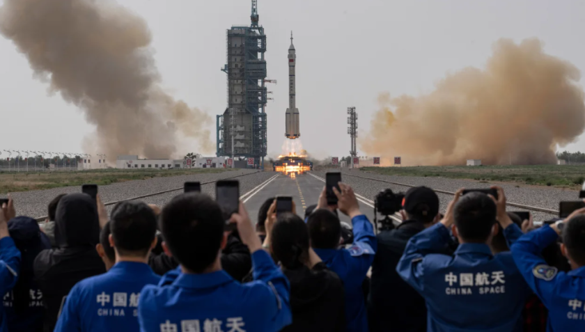 Funcionários da Agência Espacial Tripulada da China e visitantes assistem ao lançamento da espaçonave Shenzhou-16 no Centro de Lançamento de Satélites de Jiuquan em 30 de maio de 2023, em Jiuquan, China / Kevin Frayer/Getty Images