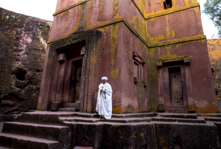 Ninson viajou pela África, capturando imagens, incluindo esta, de um padre em frente a uma das famosas igrejas de Lalibela na Etiópia / Paul Ninson
