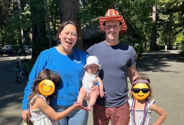 Mark Zuckerberg e sua família em foto publicada no Instagram, rede social que pertence à Meta, empresa dele