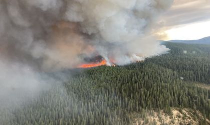 Incêndios florestais no Canadá voltam a despejar fumaça em cidades dos EUA