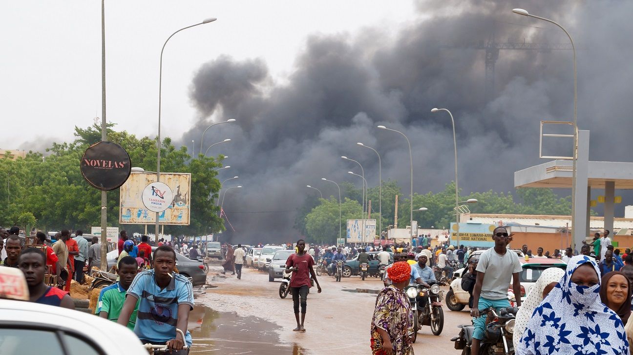 Coup supporters take to the streets in Niger