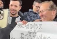 John Textor faz a festa na arquibancada com torcedores do Botafogo; assista