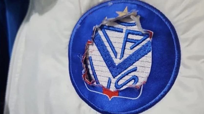 Jaqueta do Vélez com o emblema do Tigres bordado por cima e resgado por um torcedor