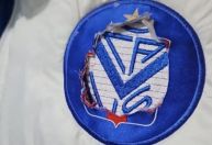 Torcedores descobrem que jaquetas de time argentino tinham escudo “oculto” de rival