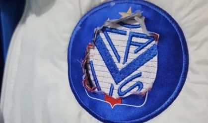 Torcedores descobrem que jaquetas de time argentino tinham escudo "oculto" de rival