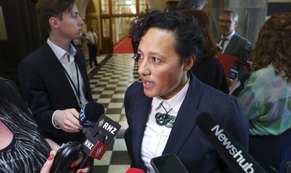 Ministra renuncia após acidente de carro e resistência à prisão na Nova Zelândia