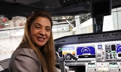 A presidente do Palmeiras, Leila Pereira, em sua aeronave