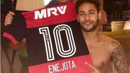 Neymar se declarou pelo Flamengo ao autografar camisa de torcedora rubro-negra