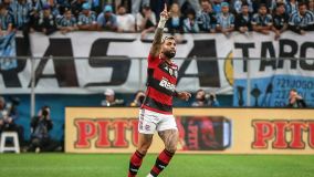 Gabigol comemora o gol que abriu o placar para o Flamengo contra o Grêmio