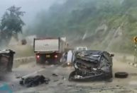 Vídeo mostra rochas gigantes esmagando carros na Índia; duas pessoas morreram