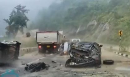 Vídeo mostra rochas gigantes esmagando carros na Índia; duas pessoas morreram