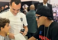Lendas do Galo: Ronaldinho Gaúcho atende torcedores do Atlético-MG em BH