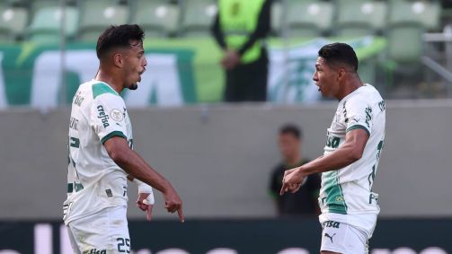 Rony e Menino celebram gol do Palmeiras sobre o América-MG, no Independência
