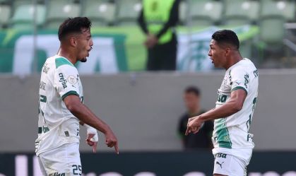 Rony e Menino celebram gol do Palmeiras sobre o América-MG, no Independência