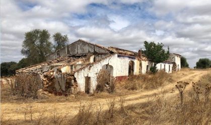 Casal compra fazenda em ruínas em Portugal e a transforma em pousada de 800 m²