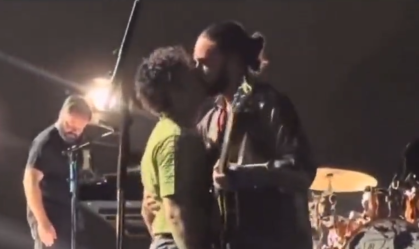 Governo da Malásia cancela festival de música após beijo gay da banda The 1975
