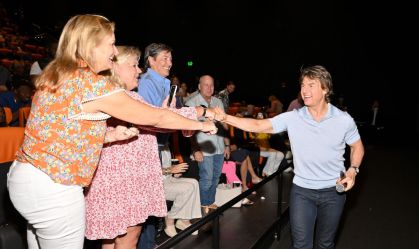 Tom Cruise “invade” salas de cinema de “Missão Impossível 7” e surpreende fãs