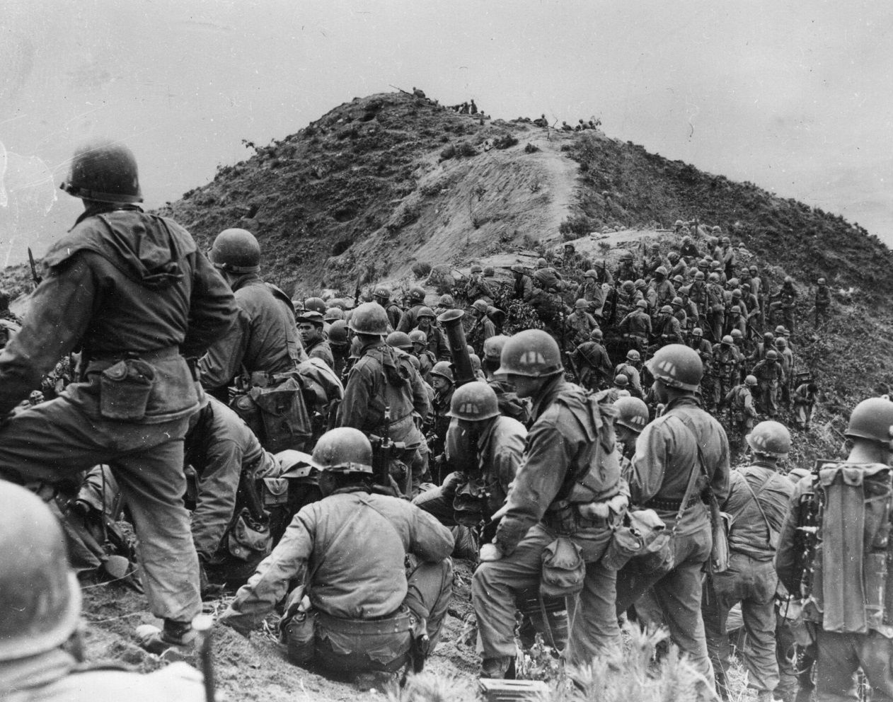 Tropas norte-americanas tomam posição em 1951, durante a Guerra da Coreia: ação de superpotências manteve divisão dos dois países / Keystone/Getty Images