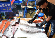 Coreanos acumulam sal e peixes antes da liberação de água radioativa no oceano pelo Japão