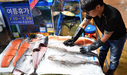 Coreanos acumulam sal e peixes antes da liberação de água radioativa no oceano pelo Japão