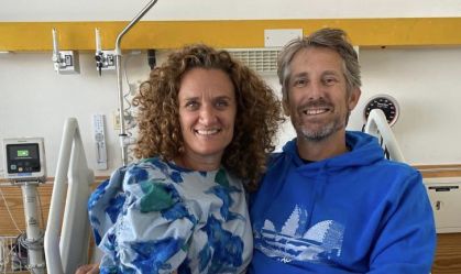 Van der Sar deixa a UTI e publica foto com a esposa: "Obrigado pelo apoio"