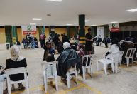 Afegãos que estavam acampados no aeroporto de Guarulhos chegam ao abrigo em Praia Grande