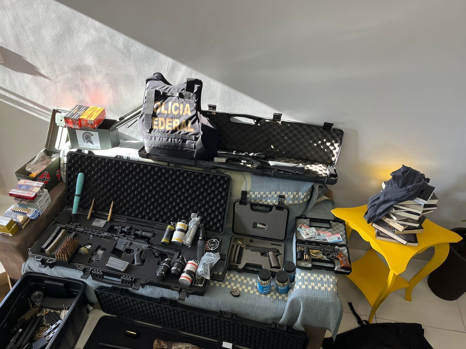 Armas e munições apreendidas durante a Operação Magnus Dominus/ Divulgação/Polícia Federal