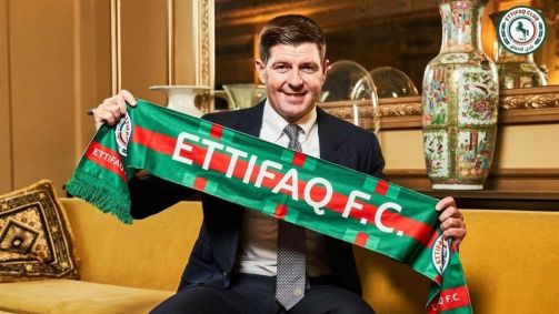 Steven Gerrard em apresentação pelo Al-Ettifaq, da Arábia Saudita