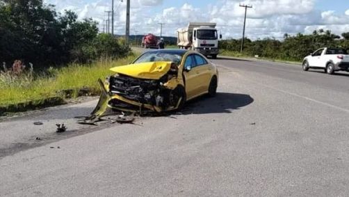Carro de Raul Gustavo após acidente com carreta