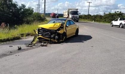 Carro de Raul Gustavo após acidente com carreta