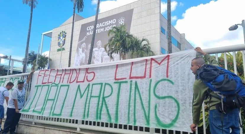Torcida Mancha Alviverde protesta na sede da CBF